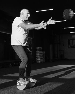 Věk je jenom číslo…tak schválně, tipněte si, kolik má tento borec let? #woodboardscz #yogo #balancnideska #cvicimdoma...