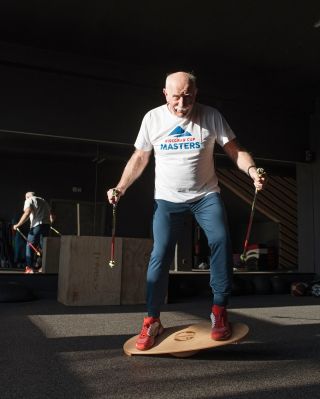 🔥 Ve 74 letech si stále jde za svým – trénuje rovnováhu především na Rehabu360 a Yogu, aby byl připraven na další...