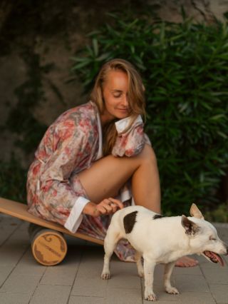 Rollin’ easy @alena.syslova & Jack 🐾 #balance #czech #balancnideska #woodboards #woodboardscz #balancnideskazceska #italy...