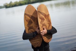 Najdi v sobě žraloka 🦈 Nový design ve verzi Surf i Original. Mrkni na to! www.woodboards.cz #woodboardscz...