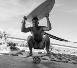 Surfing bez moře. Rovnováha bez hranic. 🌊 #doobyvaku #dokancelare #woodboards #surfing 📷@alena.syslova. #czech #balance...